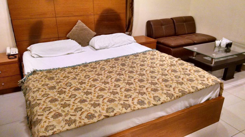 Embassy Lodge Karachi Extérieur photo
